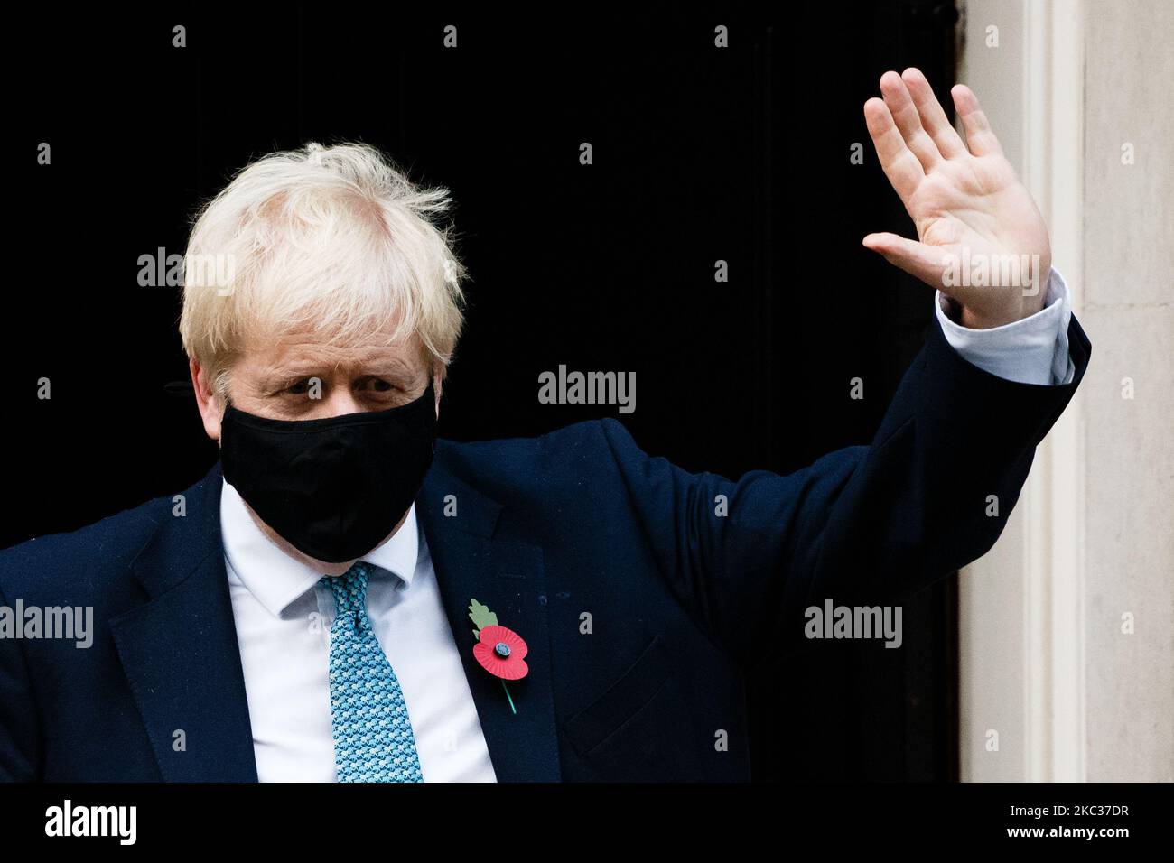 Il primo ministro britannico Boris Johnson indossa una maschera facciale e un papavero ricordo mentre lascia 10 Downing Street dirigendosi verso le Camere del Parlamento a Londra, Inghilterra, il 2 novembre 2020. Johnson il sabato ha ordinato un nuovo blocco del coronavirus in tutta l'Inghilterra sotto la preoccupazione che il covid-19 minaccia di sopraffare il Servizio sanitario Nazionale (NHS). La chiusura avrà inizio giovedì e durerà fino al 2 dicembre. (Foto di David Cliff/NurPhoto) Foto Stock