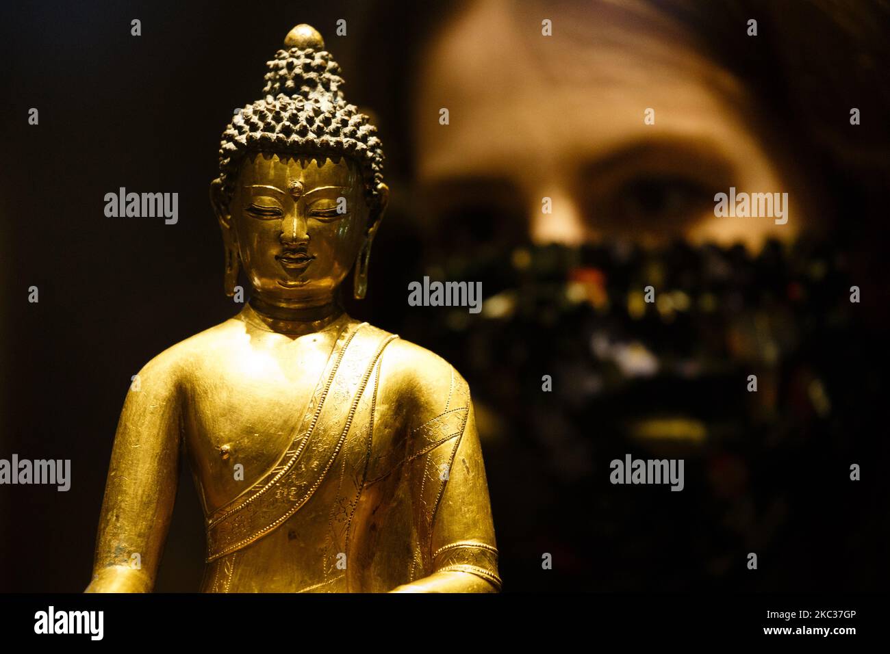 Un membro del personale si pone con un Buddha in bronzo dorato del Tibet del 15th° secolo (stimato tra il GBP120.000 e il 150.000) nella raffinata sezione artistica cinese della collezione Asian Art Week presso la casa d'aste Bonhams di New Bond Street a Londra, Inghilterra, il 2 novembre 2020. La vendita si svolge il 5 novembre. (Foto di David Cliff/NurPhoto) Foto Stock