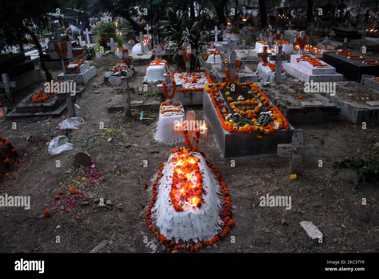 Tombe decorate di persone care con candele e fiori in occasione di All Souls Day al Cimitero cristiano indiano, il 2 novembre 2020 a Nuova Delhi, India. All Soul's Day, chiamato anche "il giorno dei morti", è un giorno cattolico romano di memoria per gli amici e i cari che sono passati. (Foto di Mayank Makhija/NurPhoto) Foto Stock