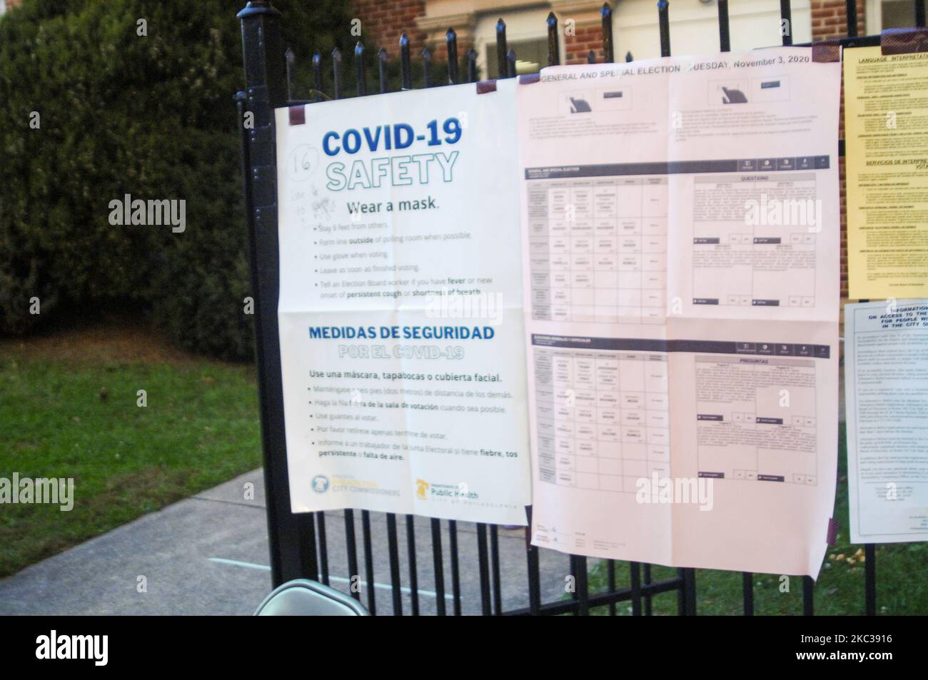 La guida del CDC e le informazioni sulle urne sono affasciate in una recinzione per comodità degli elettori a Philadelphia, PA, il 3 novembre 2020. (Foto di Cory Clark/NurPhoto) Foto Stock