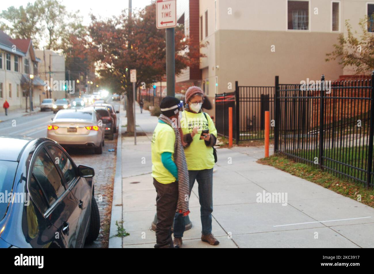 Gli osservatori del sondaggio si levano in piedi indietro e si assicurano che nessun elettorato sia intimidito quando entrano nel loro luogo di voto nel quartiere Germantown di Philadelphia, PA, il 3 novembre 2020. (Foto di Cory Clark/NurPhoto) Foto Stock