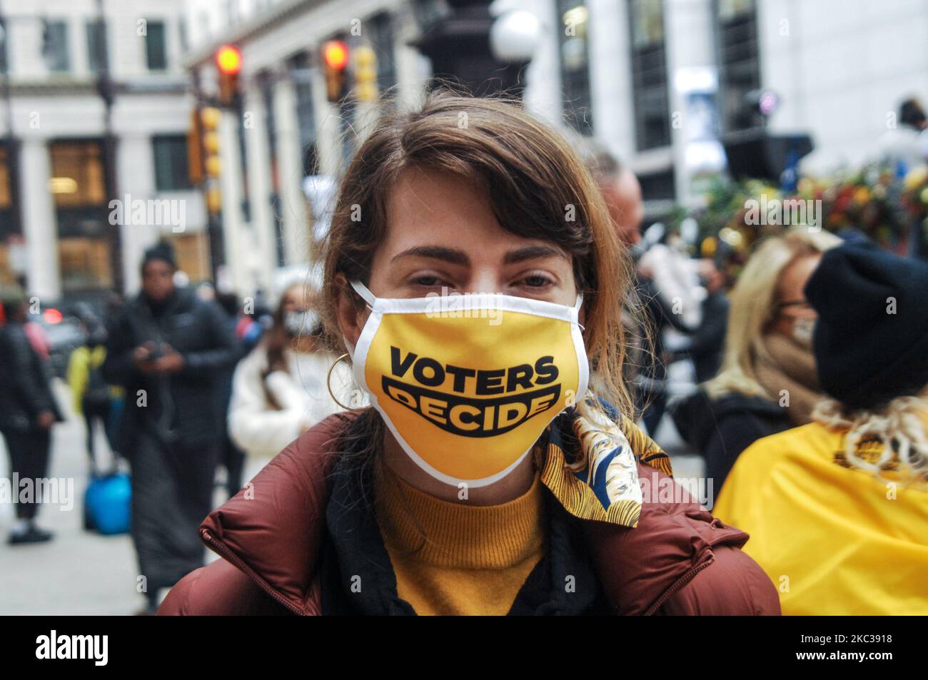 I sostenitori di Joe Biden si rally per gioia ai Sondaggi a Philadelphia, PA, il 3 novembre 2020. (Foto di Cory Clark/NurPhoto) Foto Stock