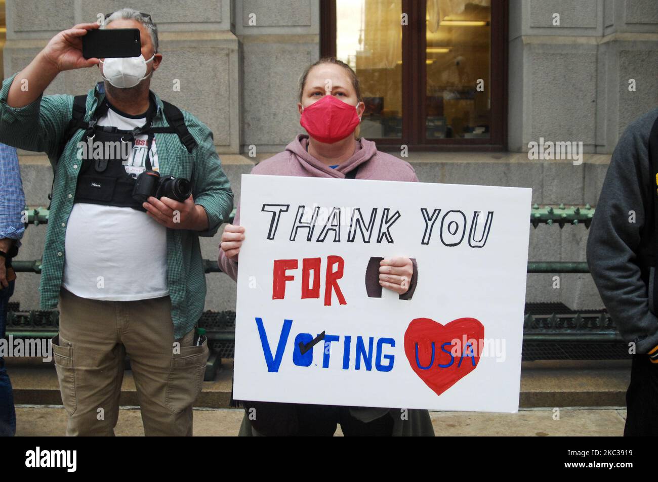 I sostenitori di Joe Biden si rally per gioia ai Sondaggi a Philadelphia, PA, il 3 novembre 2020. (Foto di Cory Clark/NurPhoto) Foto Stock