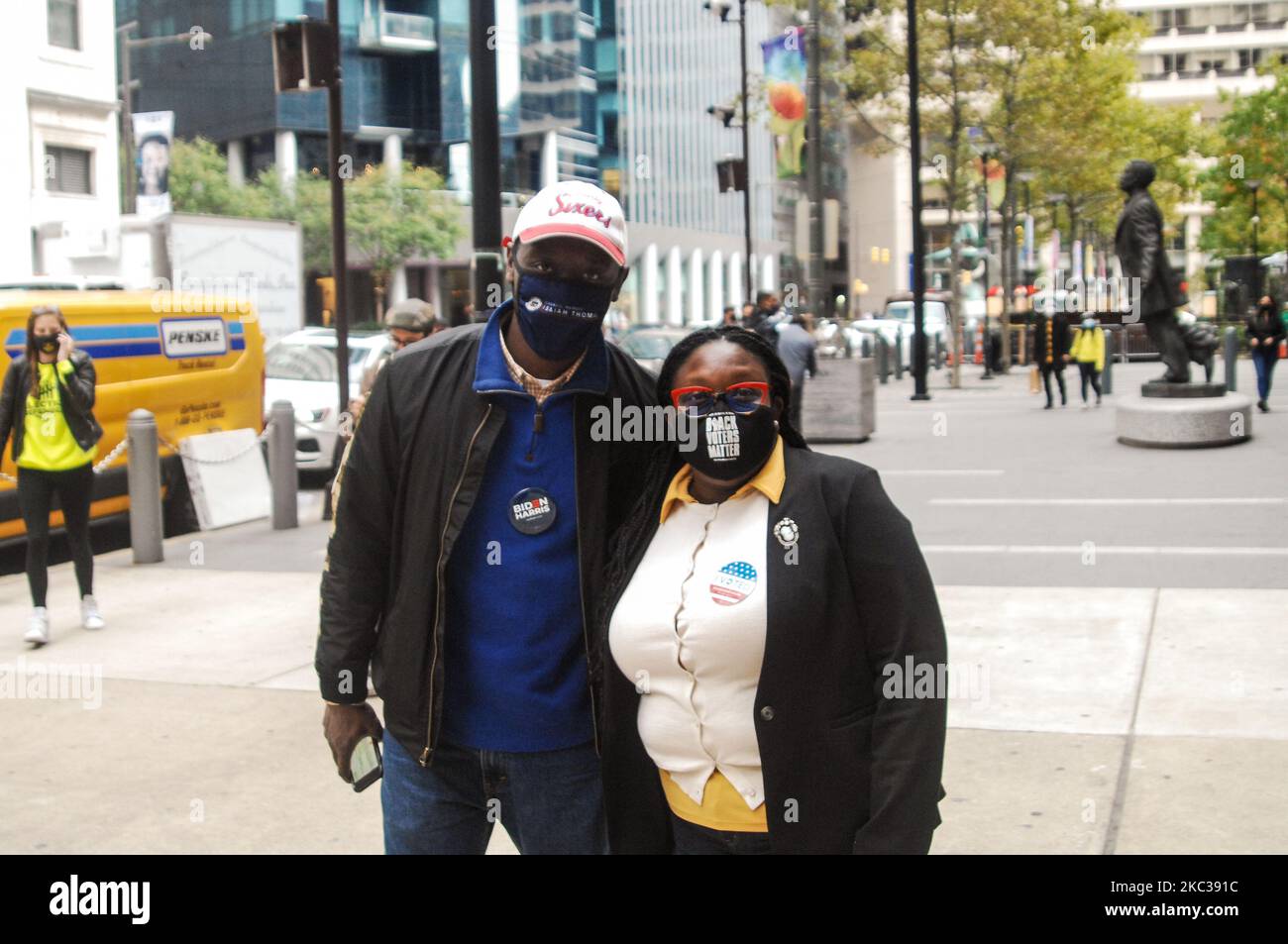 I sostenitori di Joe Biden si rally per gioia ai Sondaggi a Philadelphia, PA, il 3 novembre 2020. (Foto di Cory Clark/NurPhoto) Foto Stock