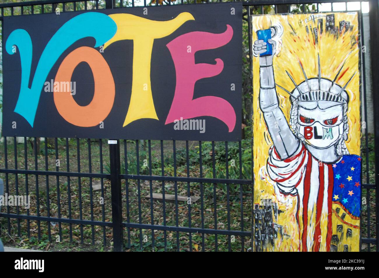 Gli artisti espongono l'arte chiedendo ai Filadelfi di votare e di commemorare Breonna Taylor a Philadelphia, PA, il 3 novembre 2020. (Foto di Cory Clark/NurPhoto) Foto Stock