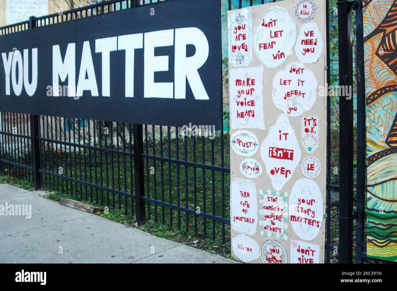 Gli artisti espongono l'arte chiedendo ai Filadelfi di votare e di commemorare Breonna Taylor a Philadelphia, PA, il 3 novembre 2020. (Foto di Cory Clark/NurPhoto) Foto Stock