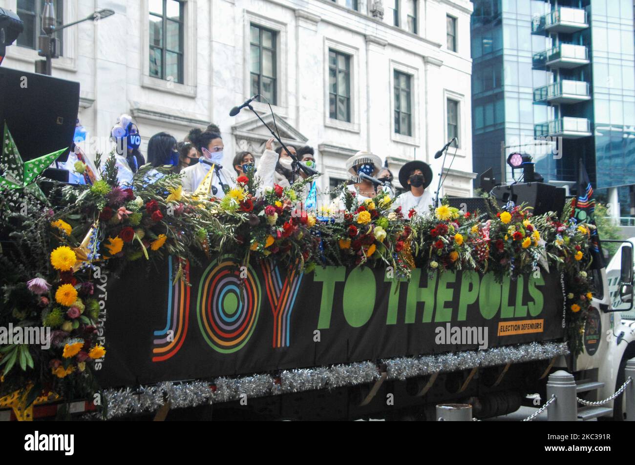 I difensori delle elezioni mettono in campo un coro per un rally al City Hall for Joy to the Polls di Philadelphia, PA, il 3 novembre 2020. (Foto di Cory Clark/NurPhoto) Foto Stock
