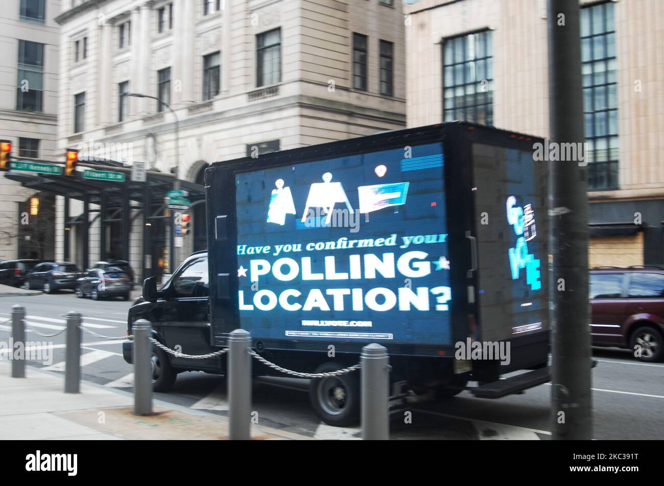 Un camion di affissioni guida attraverso la città ricordando alla gente di votare e come controllare il loro voto se hanno votato all'inizio a Filadelfia, PA il 3 novembre 2020. (Foto di Cory Clark/NurPhoto) Foto Stock