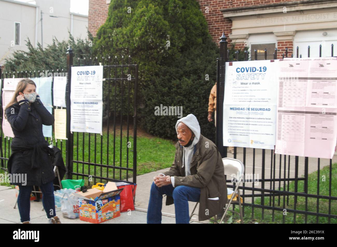 Scruta i lavoratori al pronto per aiutare gli elettori con qualsiasi domanda che possono avere e per incoraggiare le persone a votare se non lo hanno già fatto a Filadelfia, PA, il 3 novembre 2020. (Foto di Cory Clark/NurPhoto) Foto Stock