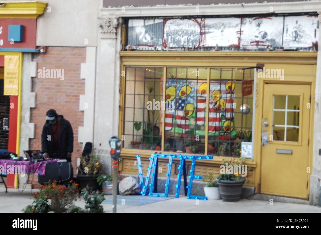 Gli artisti espongono l'arte chiedendo ai Filadelfi di votare e di commemorare Breonna Taylor a Philadelphia, PA, il 3 novembre 2020. (Foto di Cory Clark/NurPhoto) Foto Stock