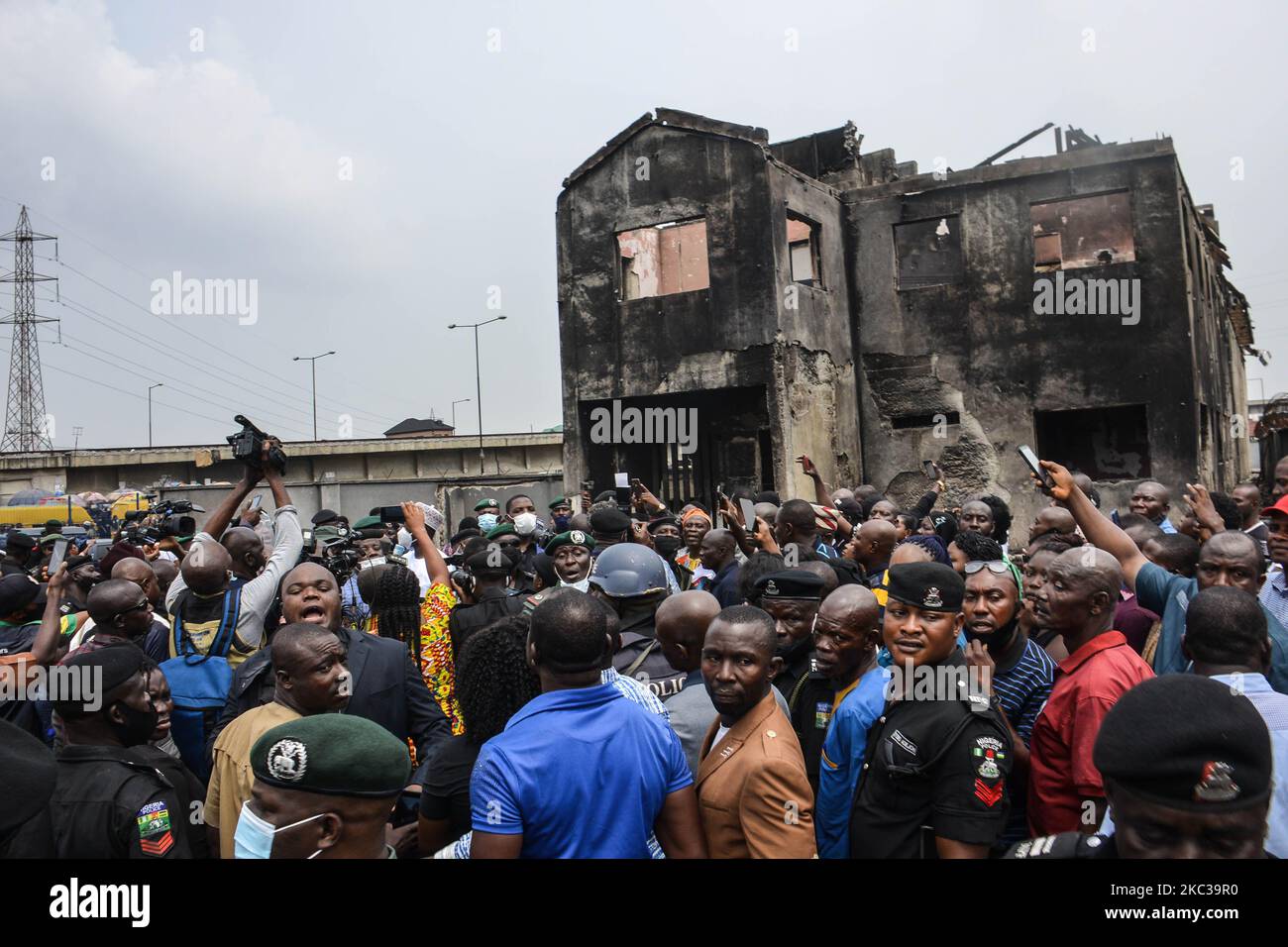 Alcune delle proprietà distrutte in diverse stazioni di polizia in tutto lo stato durante la visita dell'ispettore generale di polizia a Lagos il 3 novembre 2020. L'ispettore generale della polizia, Mohammed Adamu, visita Lagos ha esortato gli uomini e gli ufficiali della polizia nigeriana nello Stato di Lagos a non essere scoraggiati dalla distruzione e uccisioni dei loro uomini durante la protesta #EndSARS nello Stato, L'IG ha ammesso che il morale della polizia è stato giù dopo il brutto incidente, in cui sei poliziotti sono stati linciati e 36 feriti in modo critico. (Foto di Olukayode Jaiyeola/NurPhoto) Foto Stock