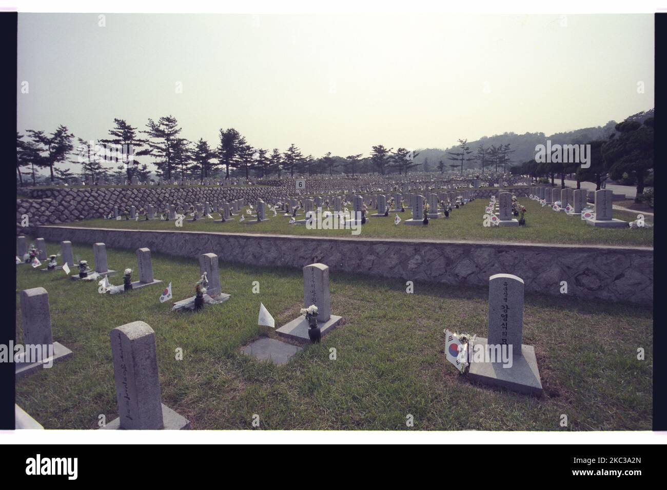 La data di questa foto scattata è il 2000. La famiglia dei morti della guerra coreana visita il cimitero nazionale dopo essersi accarezzata a Seoul, Corea del Sud. Il cimitero nazionale di Seoul si trova a Dongjak-dong, Dongjak-GU, Seoul, Corea del Sud. Quando fu istituito con decreto presidenziale di Syngman Rhee nel 1956, fu l'unico cimitero nazionale del paese. Quando il cimitero raggiunse la sua capacità all'inizio degli anni '1970s, il cimitero nazionale di Daejeon fu fondato nel 1976. Entrambi i cimiteri erano stati supervisionati dal Ministero della Difesa sudcoreano fino al 2005, ma nel 2006 il cimitero nazionale di Daejeon fu trasferito al Ministero dei Patrioti e dei Veterani Foto Stock