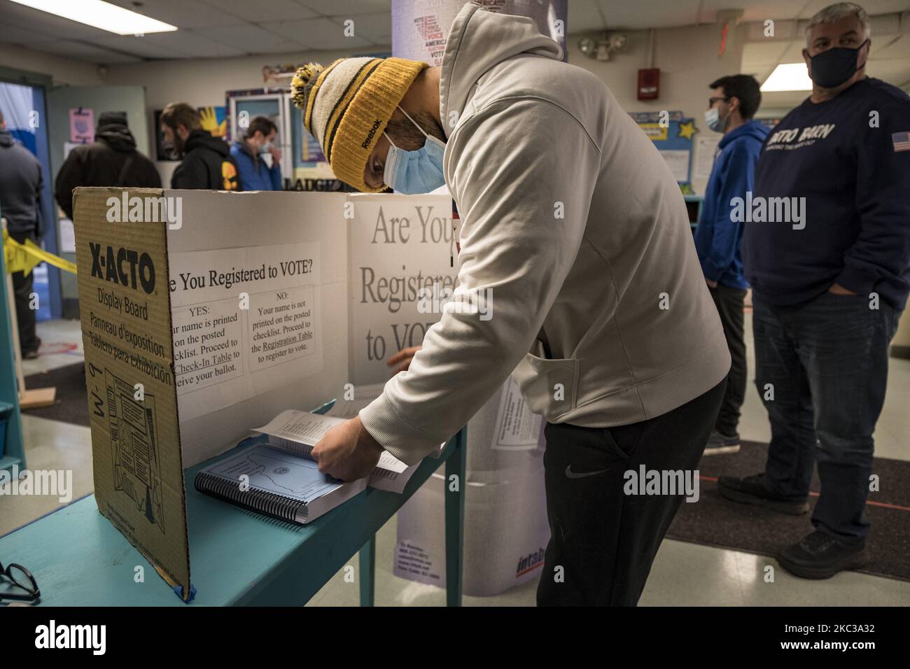 Gli elettori hanno controllato per vedere se sono stati registrati prima di lanciare le urne al vescovo Leo E. ONEIL Youth Center Ward 9 luogo di voto a Manchester, New Hampshire, uno dei più trafficati della città, come gli americani si sono affrettati a votare nelle elezioni presidenziali del 3 novembre 2020. (Foto di Jodi Hilton/NurPhoto) Foto Stock