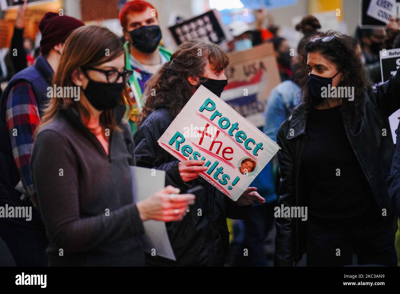 Un dimostratore ha un "Proteggi i risultati!" Firma durante una marcia Proteggi i risultati che è iniziata dalla New York Public Library a Bryant Park a Washington Square Park durante le elezioni presidenziali del 2020 a New York City, Stati Uniti, il Mercoledì, 4 novembre 2020. Joe Biden ha vinto il Michigan e il Wisconsin Mercoledì, mettendolo sull'orlo di prendere la Casa Bianca dal presidente Donald Trump, ore dopo che il team del presidente ha aperto le lotte legali per fermare il conteggio dei voti in almeno due stati. (Foto di John Nacion/NurPhoto) Foto Stock