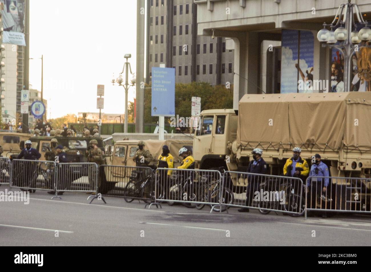 Con i Philadelphians già arrabbiato per l'uccisione di Walter Wallace Jr. Philadelphia polizia e guardiani nazionali prepararsi per tutti i possibili scenari a Center City a Philadelphia, PA il 4 novembre 2020. (Foto di Cory Clark/NurPhoto) Foto Stock