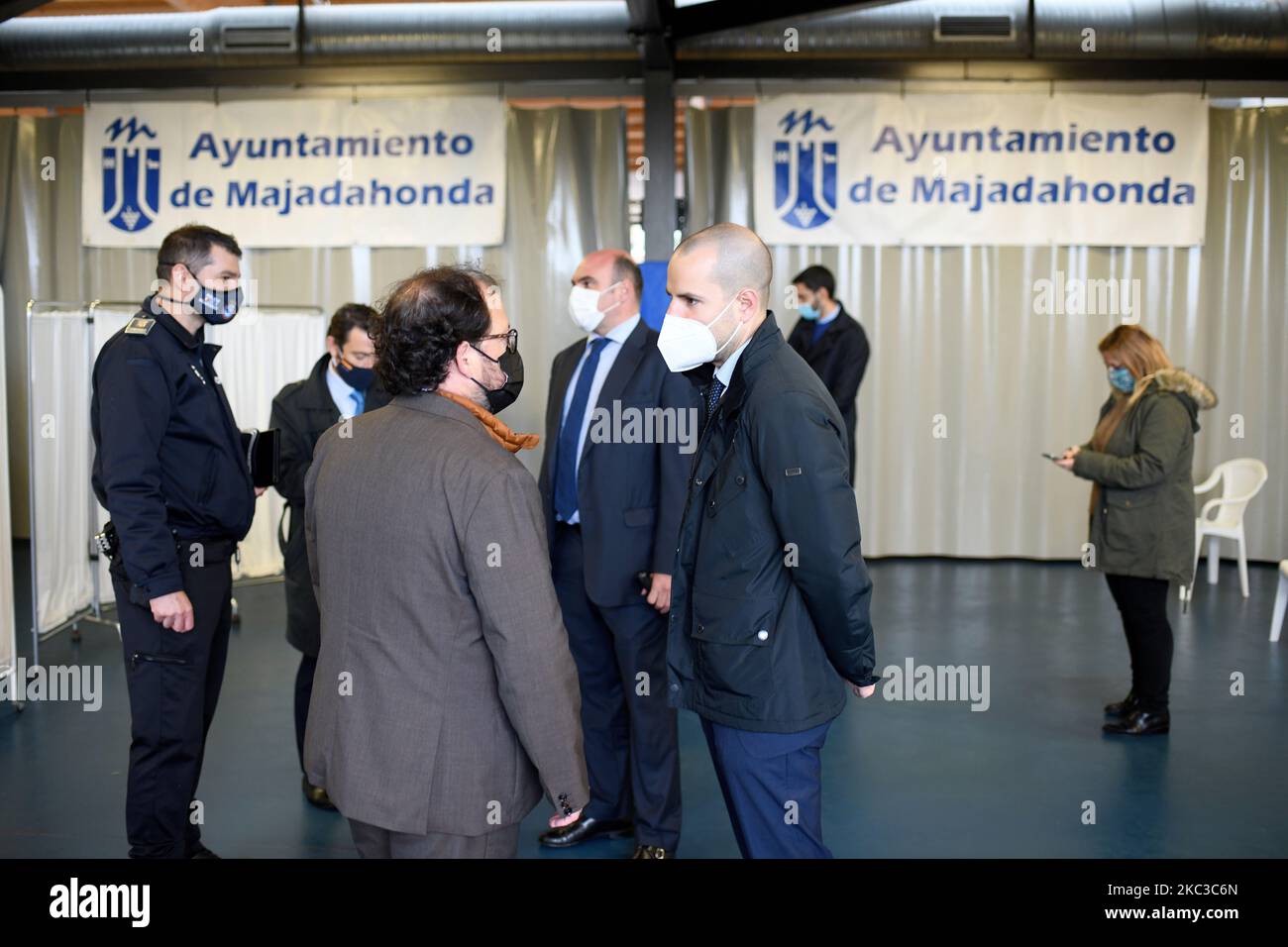 Il sindaco di Majadahonda, José Luis Álvarez Ustarroz, durante esegue test antigeni in un'area sanitaria di Majadahonda per il rilevamento di COVID-19 a Madrid il 5th novembre 2020. (Foto di Juan Carlos Lucas/NurPhoto) Foto Stock