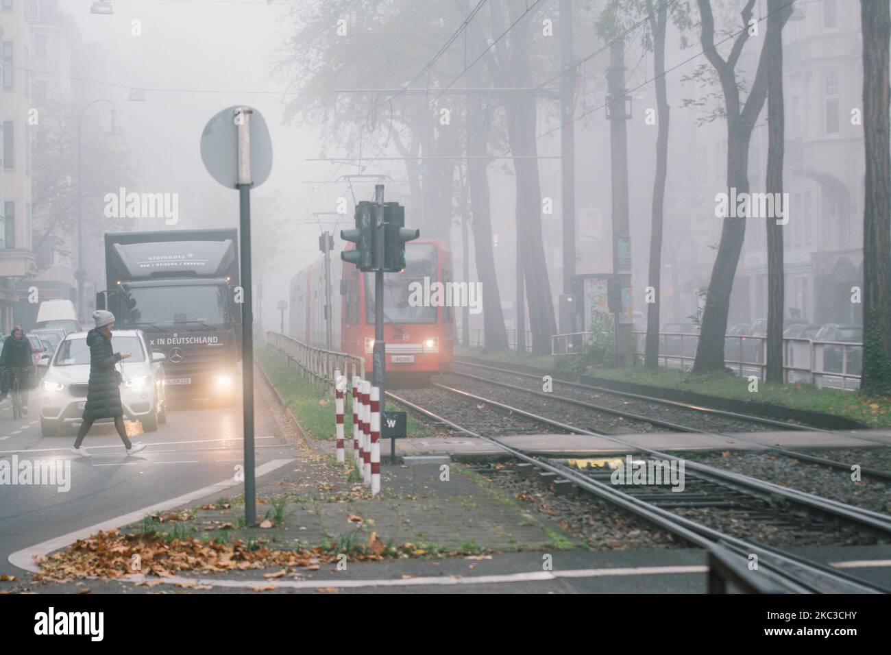 Il tram è visto nella nebbia fitta a Colonia. (Foto di Ying Tang/NurPhoto) Foto Stock