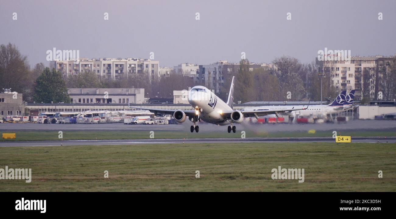 UN SACCO di aereo di linea Polish Airlines è visto decolorare dall'aeroporto internazionale di Chopin a Varsavia, Polonia il 5 novembre 2020. Il governo polacco ha approvato le prime fasi dell'hub dei trasporti di solidarietà, un hub aereo, stradale e ferroviario che sostituirà l'attuale aeroporto di Chopin come l'aeroporto principale del paese. Il primo ciclo di investimenti ammonta a circa tre miliardi di euro, di cui due miliardi saranno finanziati dall'UE. (Foto di Jaap Arriens/NurPhoto) Foto Stock