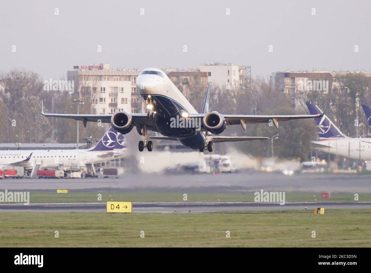 UN SACCO di aereo di linea Polish Airlines è visto decolorare dall'aeroporto internazionale di Chopin a Varsavia, Polonia il 5 novembre 2020. Il governo polacco ha approvato le prime fasi dell'hub dei trasporti di solidarietà, un hub aereo, stradale e ferroviario che sostituirà l'attuale aeroporto di Chopin come l'aeroporto principale del paese. Il primo ciclo di investimenti ammonta a circa tre miliardi di euro, di cui due miliardi saranno finanziati dall'UE. (Foto di Jaap Arriens/NurPhoto) Foto Stock