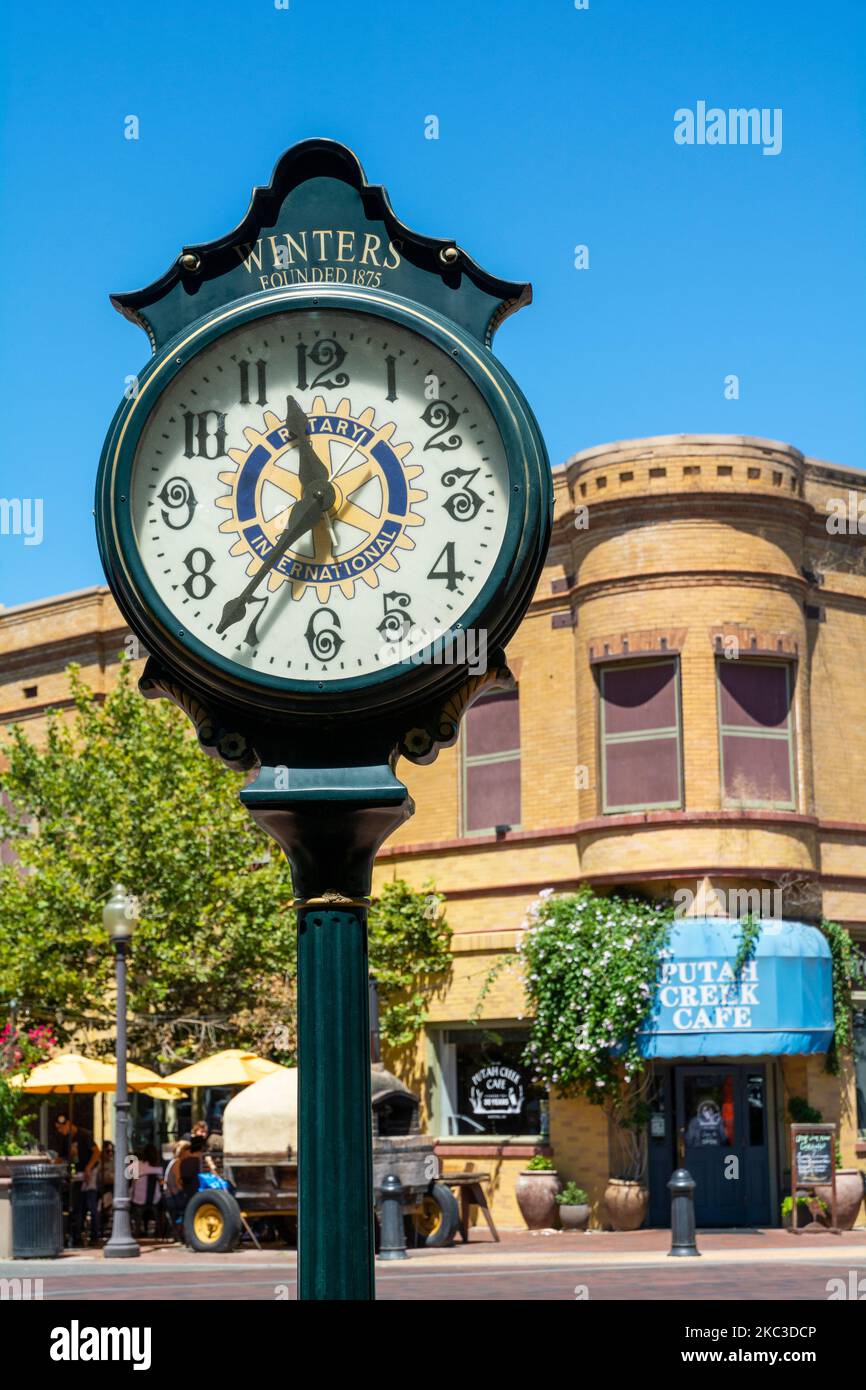 California, Yolo County, Winters, Downtown, Putah Creek Cafe, orologio, fumatore su ruote Foto Stock