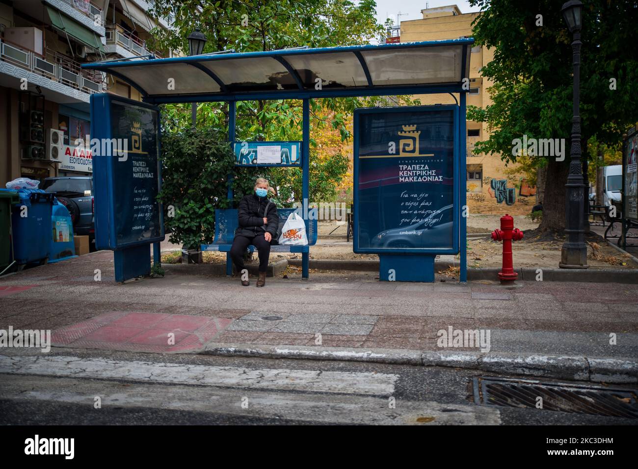 Una donna greca sta aspettando ad una fermata di autobus a Serres, in Grecia, il 5 novembre 2020. (Foto di Maria Chourdari/NurPhoto) Foto Stock