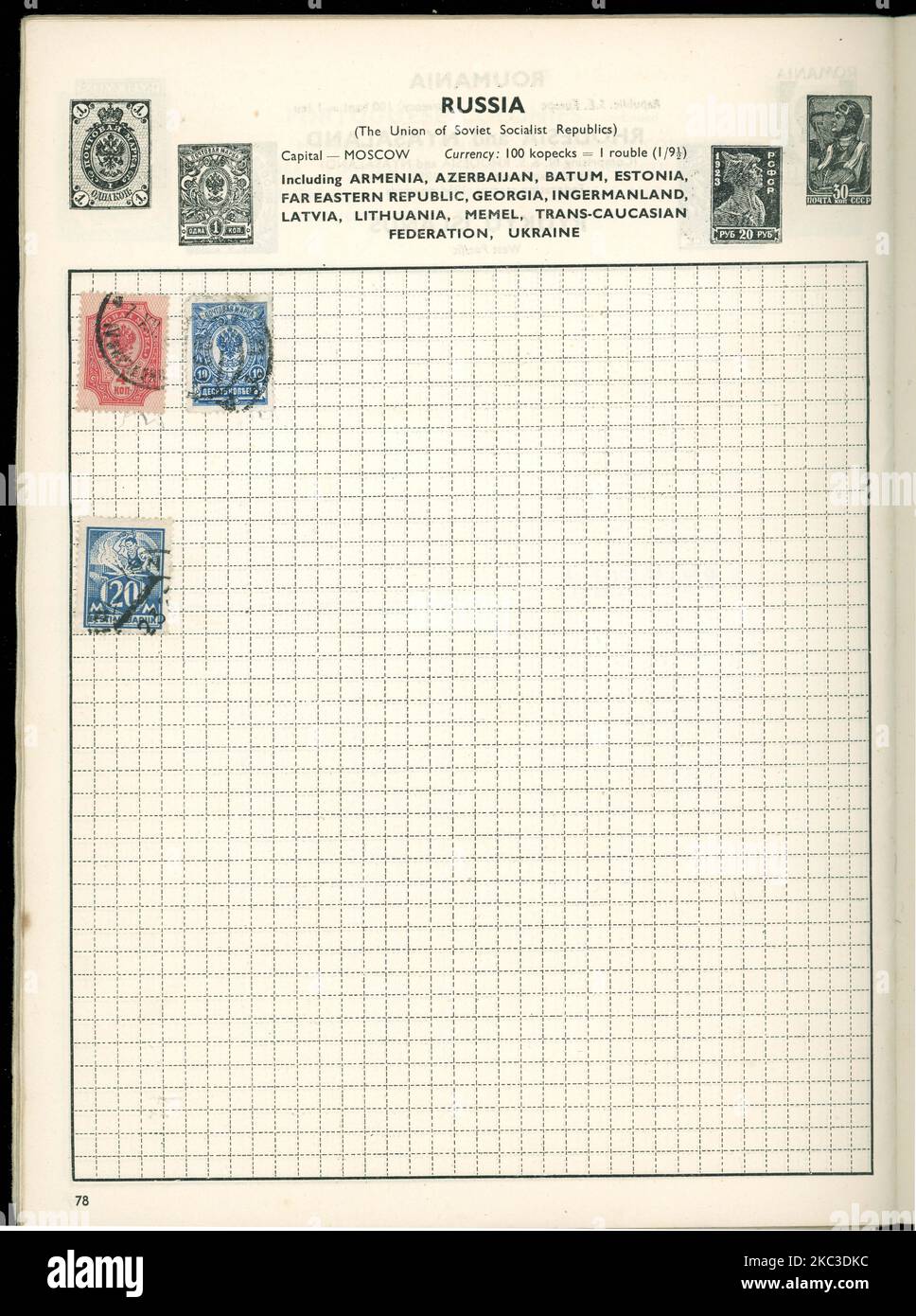 Pagina da un album di francobolli vintage con francobolli del 1909 Russia Imperiale (10 e 4 kopeks Stamp) e francobollo blu (20 marchi) della Repubblica Socialista Sovietica Estone (eesti vabariik) circa 1925 Foto Stock