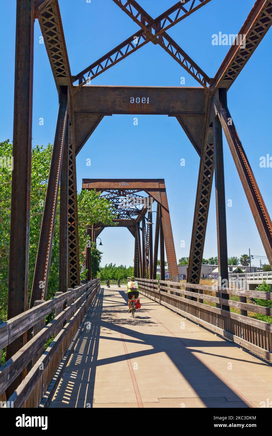 California, Yolo County, Winters, J. Robert Chapman Memorial Bridge, ponte ferroviario costruito nel 1906 Foto Stock