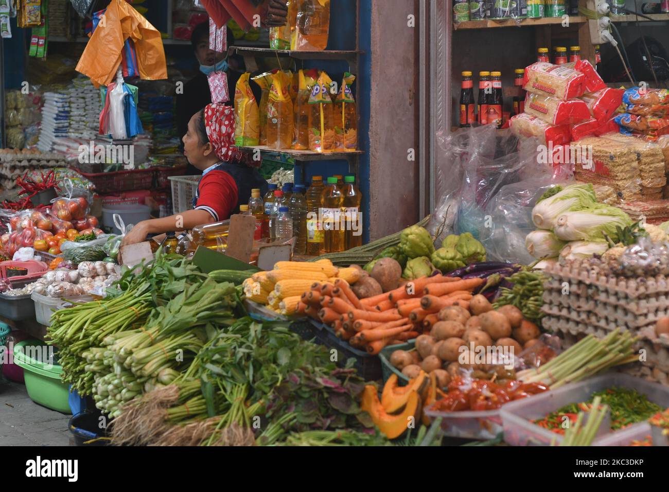 I commercianti stanno aspettando i compratori nel mezzo di un mercato che è vuoto dei visitatori al mercato tradizionale di Masomba in Palu, provincia centrale di Sulawesi, Indonesia, il 6 novembre 2020. L'agenzia centrale di statistica (BPS) ha notato che l'economia dell'Indonesia nel terzo trimestre del 2020 era meno del 3,49%, il che garantisce che l'Indonesia stia entrando nell'orlo della recessione. La mancanza di crescita economica in Indonesia è dovuta all'impatto della pandemia del virus corona (COVID-19). (Foto di Mohamad Hamzah/NurPhoto) Foto Stock