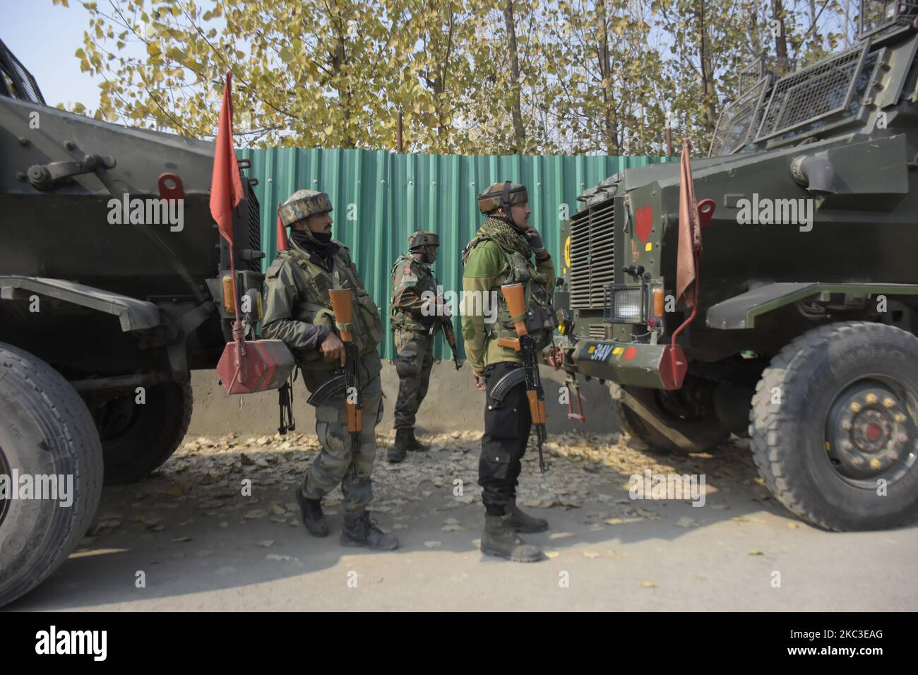 Le forze indiane si coprono dietro un veicolo armato vicino al punto d'incontro nella zona di Pampore a sud di Srinagar, il 06 novembre 2020 gli indiani amministrarono il Kashmir. Due militanti e un civile sono stati uccisi in un incontro notturno con le forze indiane. (Foto di Muzamil Mattoo/NurPhoto) Foto Stock