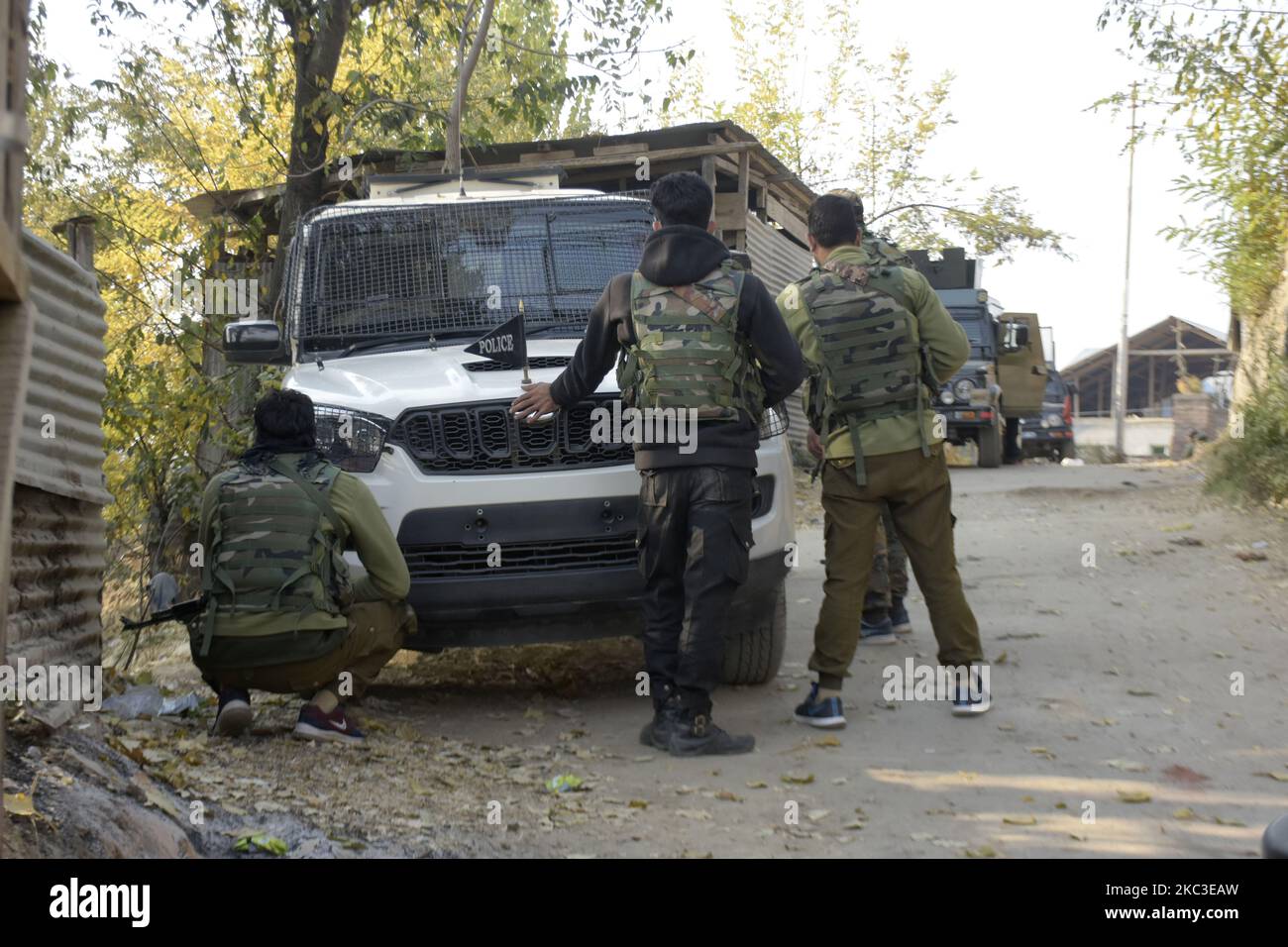 Le forze indiane si coprono dietro un veicolo armato vicino al punto d'incontro nella zona di Pampore a sud di Srinagar, il 06 novembre 2020 gli indiani amministrarono il Kashmir. Due militanti e un civile sono stati uccisi in un incontro notturno con le forze indiane. (Foto di Muzamil Mattoo/NurPhoto) Foto Stock