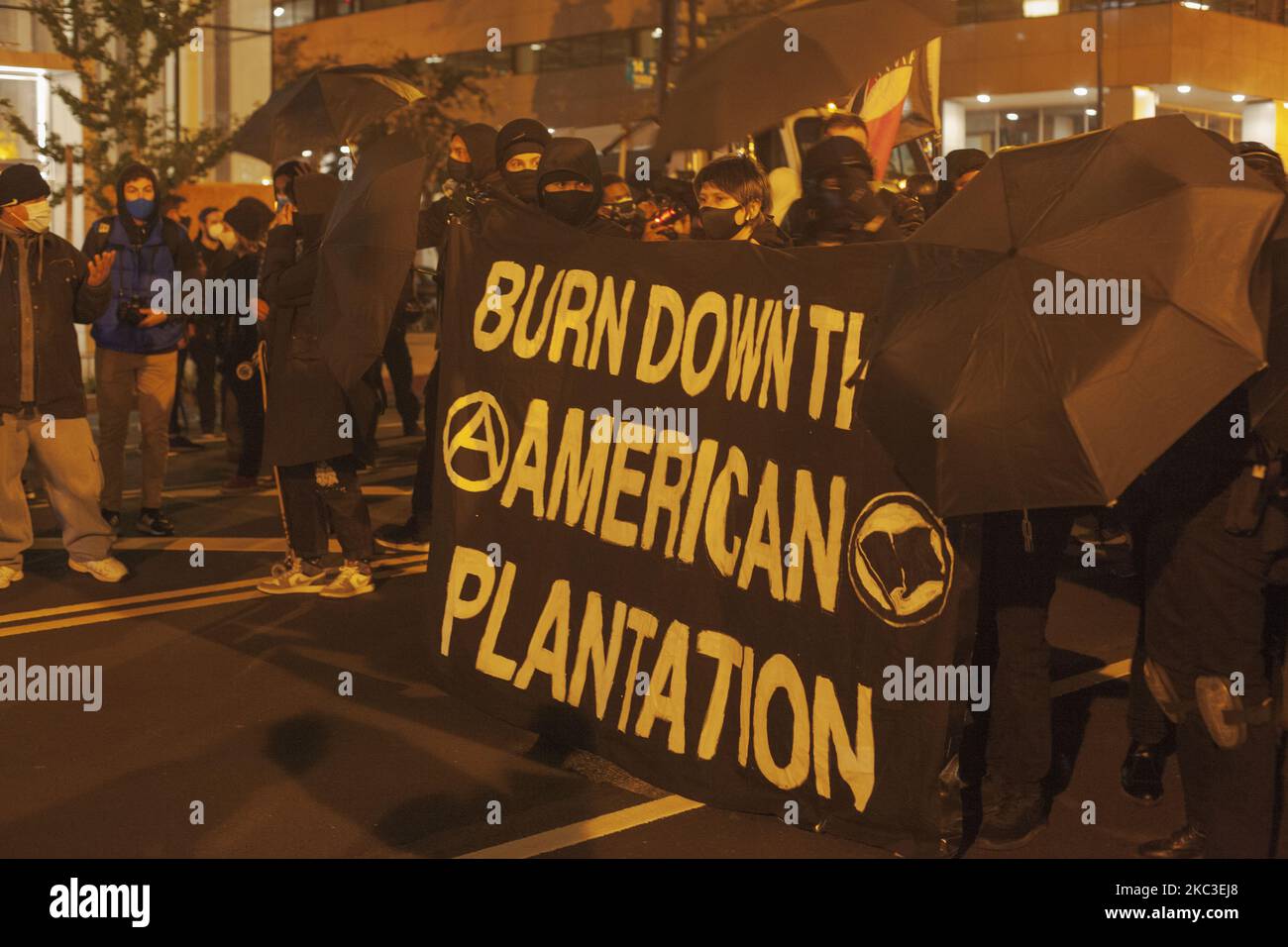 Gli anti-fascisti hanno marciato contro la supremazia bianca e l’amministrazione Trump potrebbe rieleggersi. Il 3 novembre 2020 a Washington DC, Stati Uniti. (Foto di Shay Horse/NurPhoto) Foto Stock