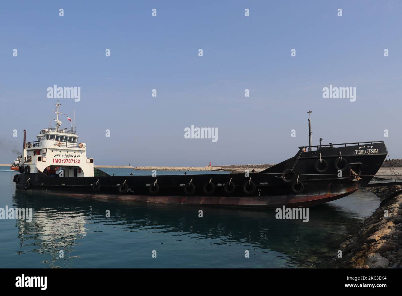 Una grande nave sulla superficie dell'acqua nell'isola di Kish, in Iran Foto Stock