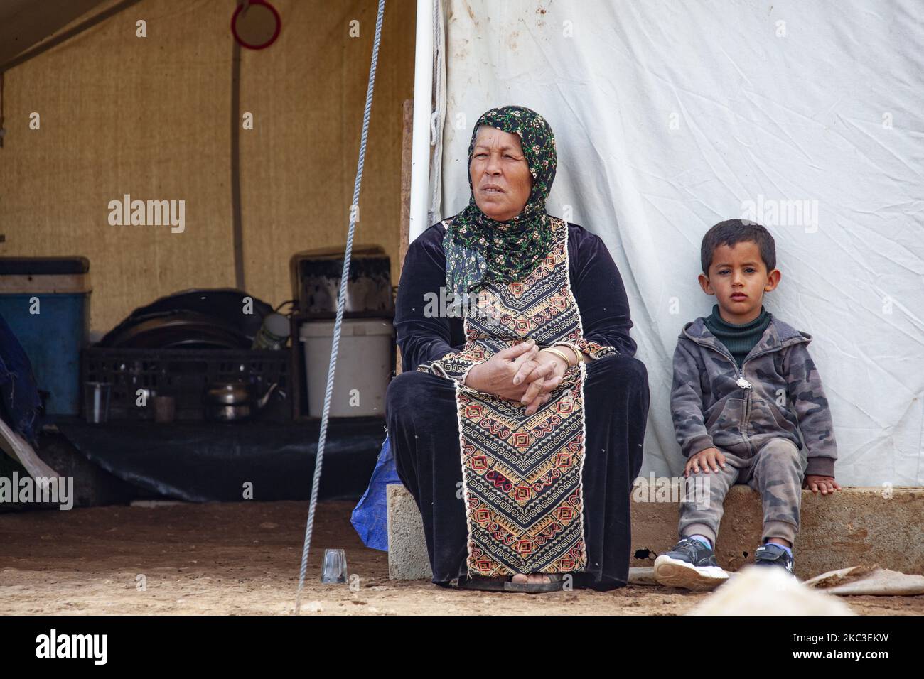 Più di 70 palestinesi di Humsa al-Bqai’a nella Cisgiordania occupata sono stati senzatetto il 3 novembre 2020, quando l’esercito israeliano ha demolito 76 case e altre strutture residenziali e agricole. Secondo le Nazioni Unite, questa è la più grande demolizione israeliana di una comunità palestinese dell'ultimo decennio. 41 dei senzatetto lasciati dalle demolizioni israeliane sono bambini, secondo l'Ufficio delle Nazioni Unite per il coordinamento degli affari umanitari. Alcune delle strutture demolite erano state donate come aiuto umanitario. In foto: Residenti e attivisti di solidarietà Foto Stock