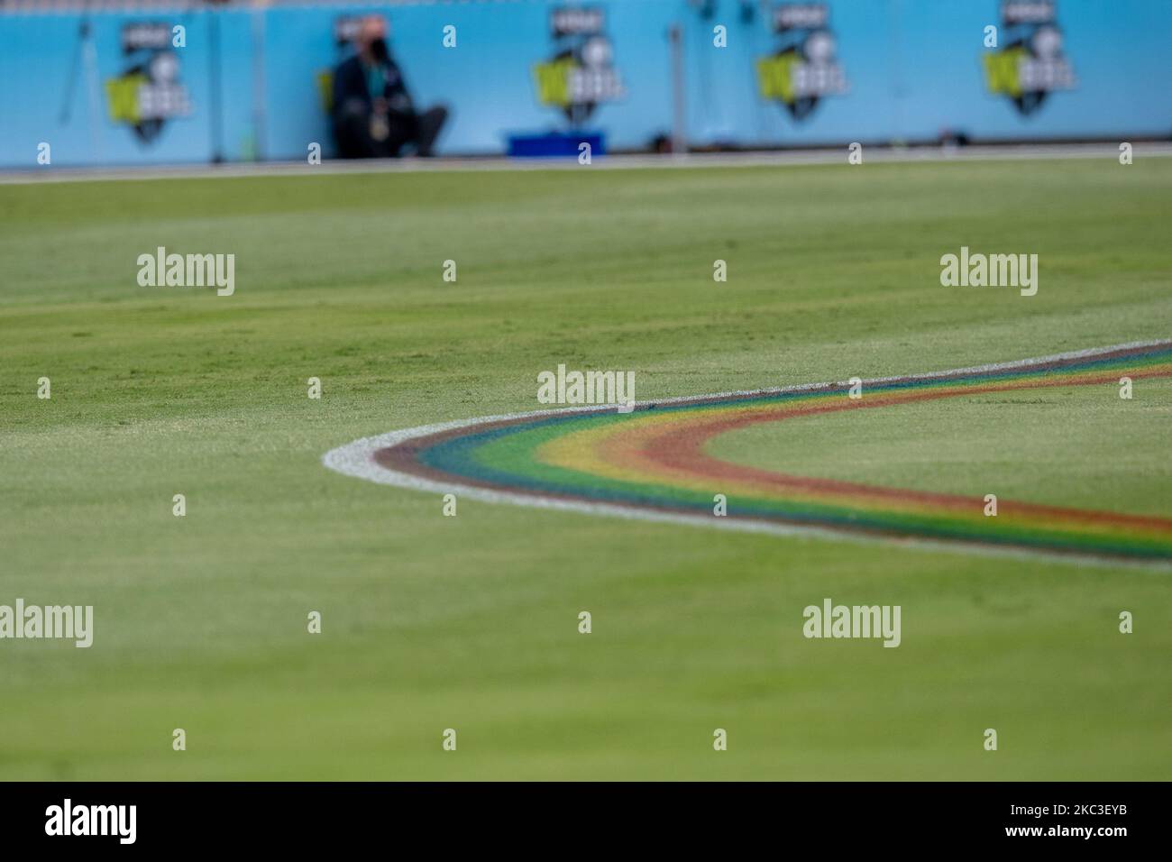 Rainbow Circolo interiore visto durante il gioco a tema del WBBL Pride Party tra i Sydney Sixers e gli Hobart Hurricanes sottolineando l'impegno del club per l'inclusione di tutte le persone LGBTI+, dalla comunità agli sport di livello elite al North Sydney Oval, il 07 novembre 2020, a Sydney, Australia. (Foto di Izhar Khan/NurPhoto) Foto Stock