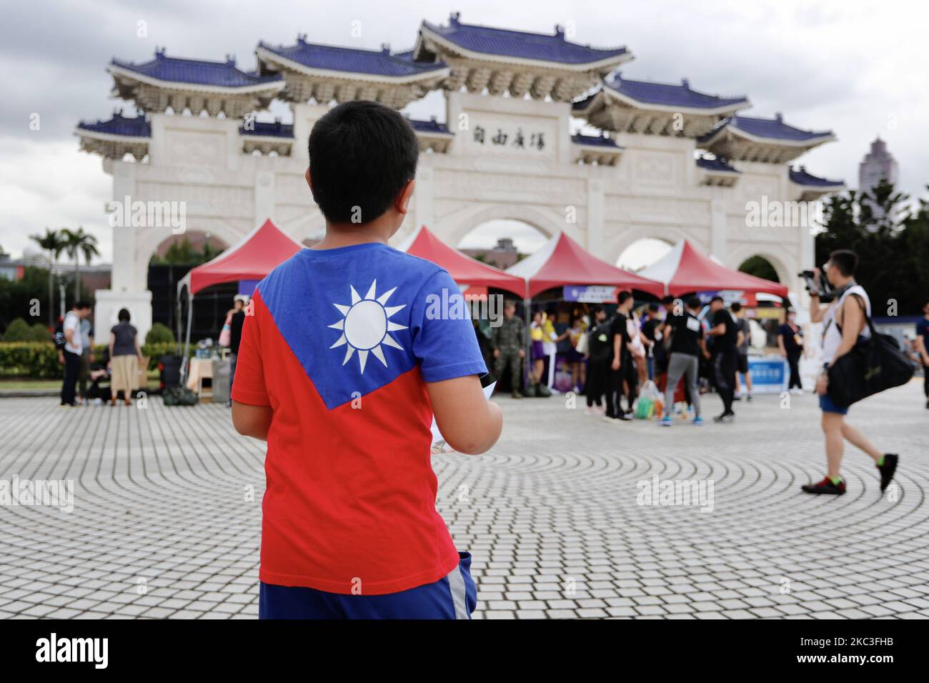 Un bambino che indossa una maglietta stampata con la bandiera nazionale di Taiwan passa, durante un evento che promuove l'educazione patriottica e reclutando nuovi membri per organizzazioni e istituti militari, presso il punto di riferimento della Piazza della libertà, a Taipei City, Taiwan, il 7 novembre 2020. (Foto di Ceng Shou Yi/NurPhoto) Foto Stock