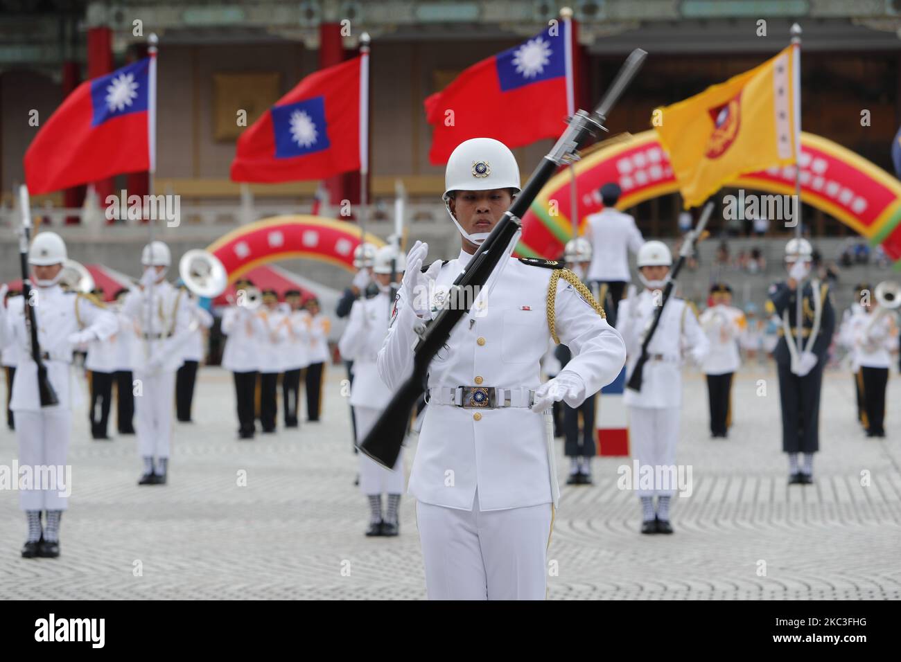 Le guardie d'onore Tri-service si esibiscono durante un evento che promuove l'educazione patriottica e reclutando nuovi membri per organizzazioni e istituti militari, presso la storica Piazza della libertà, a Taipei City, Taiwan, il 7 novembre 2020. Le guardie d'onore sono composte da membri dell'aeronautica, della Marina e dell'esercito. (Foto di Ceng Shou Yi/NurPhoto) Foto Stock