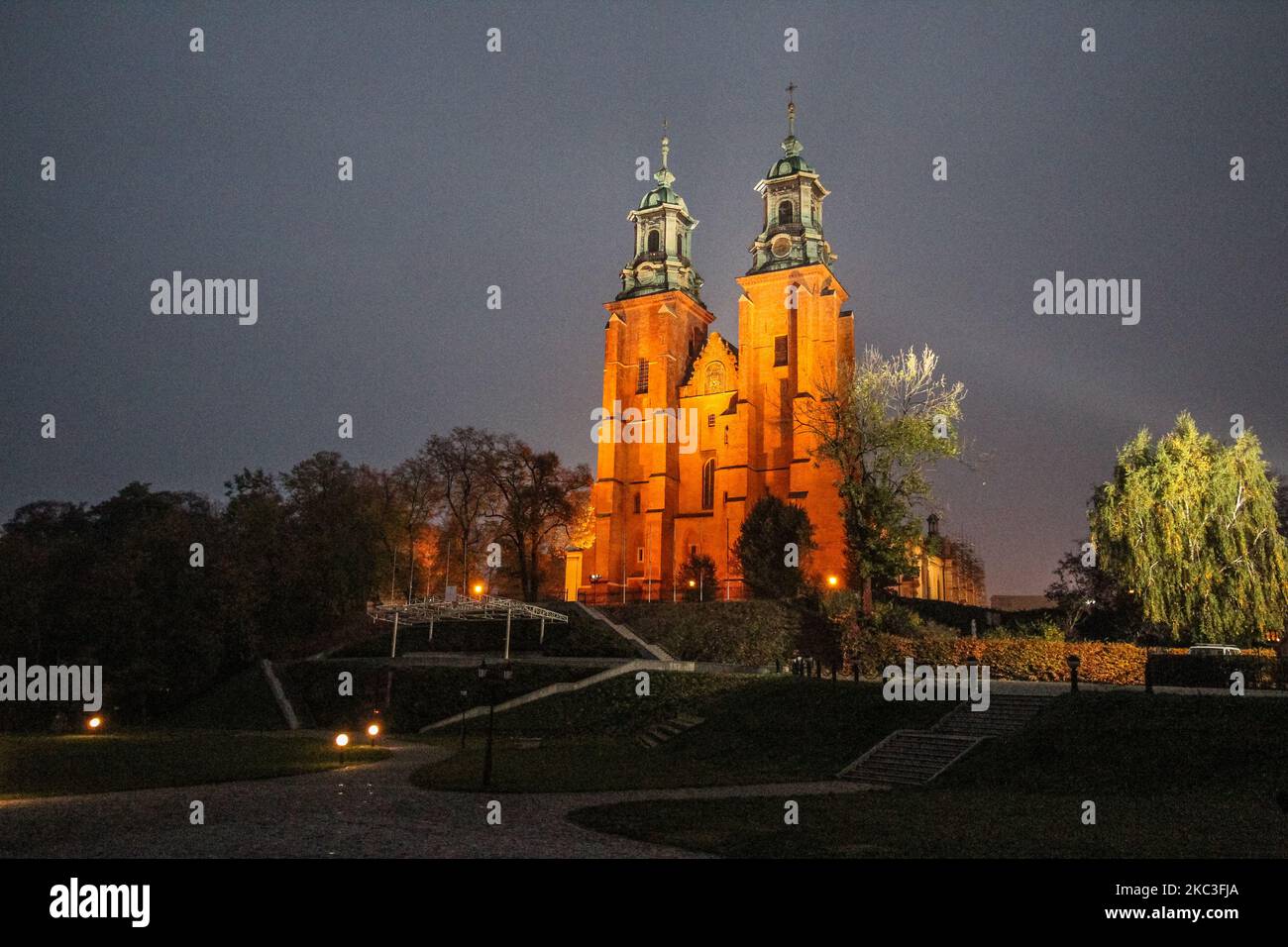 Brick Gothic la Cattedrale reale di Gniezno è vista a Gniezno, Polonia il 1 novembre 2020 (Foto di Michal Fludra/NurPhoto) Foto Stock