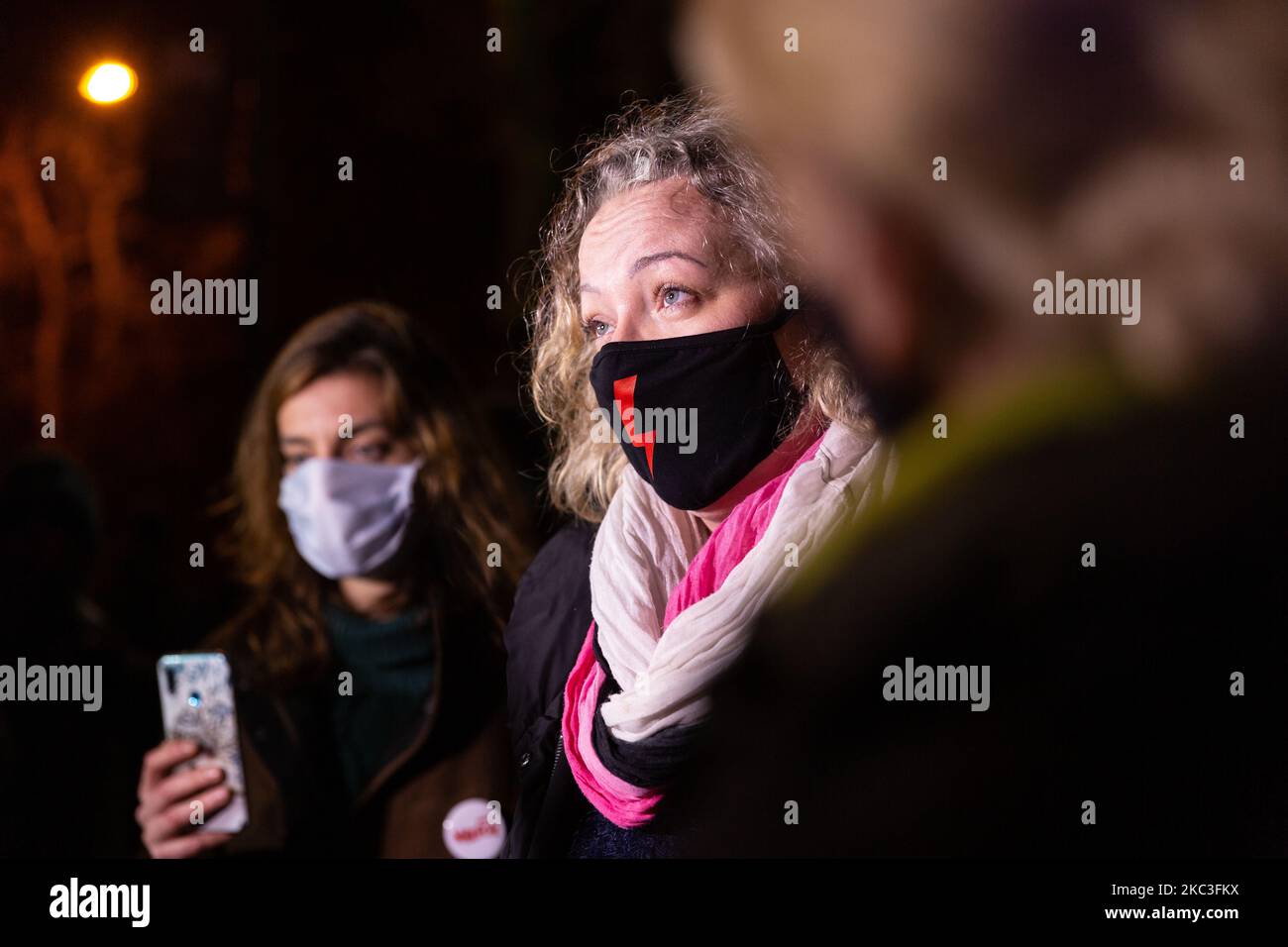 Marta Lempart, attivista pro-choice e leader dello Sciopero delle donne, si vede all'inizio della terza settimana di proteste da sciopero delle donne in Polonia - a Zakopane, popolare meta turistica della Polonia il 6 novembre 2020. Women's Strike ha chiamato questa settimana a sostenere gli attivisti in una piccola città provinciale, dove subiscono intimidazioni da parte di comunità provinciali più conservatrici. La protesta a Zakopane ha voluto sottolineare il fatto che la città non ha ancora introdotto la legge sulla violenza domestica. I manifestanti sono visti in maschere protettive del viso a causa della pandemia di Coronavirus. (Foto di Dominika za Foto Stock