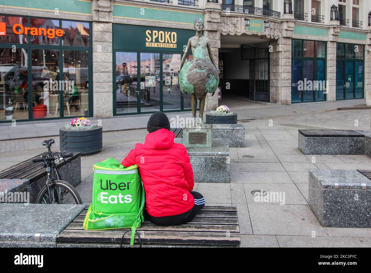 Uber mangia il corriere di consegna è visto a Wroclaw, Polonia il 30 ottobre 2020 (Foto di Michal Fludra/NurPhoto) Foto Stock