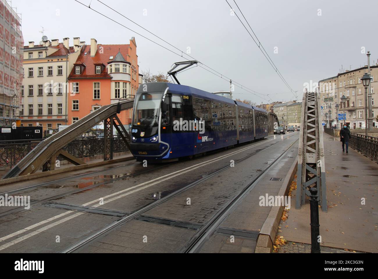 Linea numero 8 tram che va su una strada è visto a Wroclaw, Polonia il 30 ottobre 2020 (Foto di Michal Fludra/NurPhoto) Foto Stock
