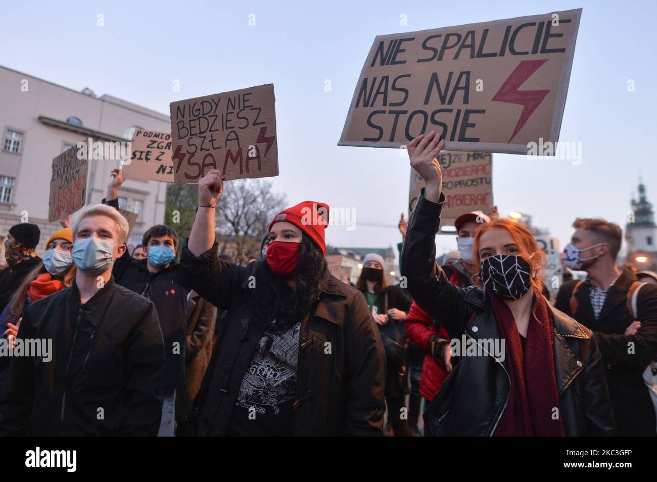 Attivisti durante la protesta Pro-Choice a Cracovia. Gli studenti universitari, gli attivisti per i diritti delle donne e i loro sostenitori hanno organizzato un'altra protesta anti-governativa a Cracovia il 17th° giorno di proteste in corso, comunemente note come lo sciopero delle donne (in polacco: Strajk Kobiet), facendo saltare le restrizioni pandemiche ed esprimendo rabbia nei confronti della sentenza della Corte Suprema che ha inasprito le già severe leggi sull'aborto. Sabato 7 novembre 2020 a Cracovia, Polonia. (Foto di Artur Widak/NurPhoto) Foto Stock