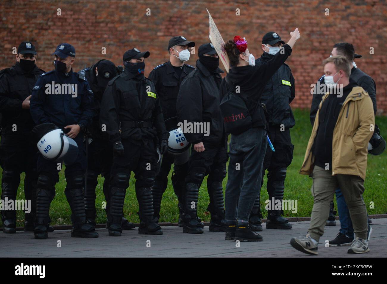 Un attivista prende un selfie con i poliziotti durante la protesta Pro-Choice. Gli studenti universitari, gli attivisti per i diritti delle donne e i loro sostenitori hanno organizzato un'altra protesta anti-governativa a Cracovia il 17th° giorno di proteste in corso, comunemente note come lo sciopero delle donne (in polacco: Strajk Kobiet), facendo saltare le restrizioni pandemiche ed esprimendo rabbia nei confronti della sentenza della Corte Suprema che ha inasprito le già severe leggi sull'aborto. Sabato 7 novembre 2020 a Cracovia, Polonia. (Foto di Artur Widak/NurPhoto) Foto Stock