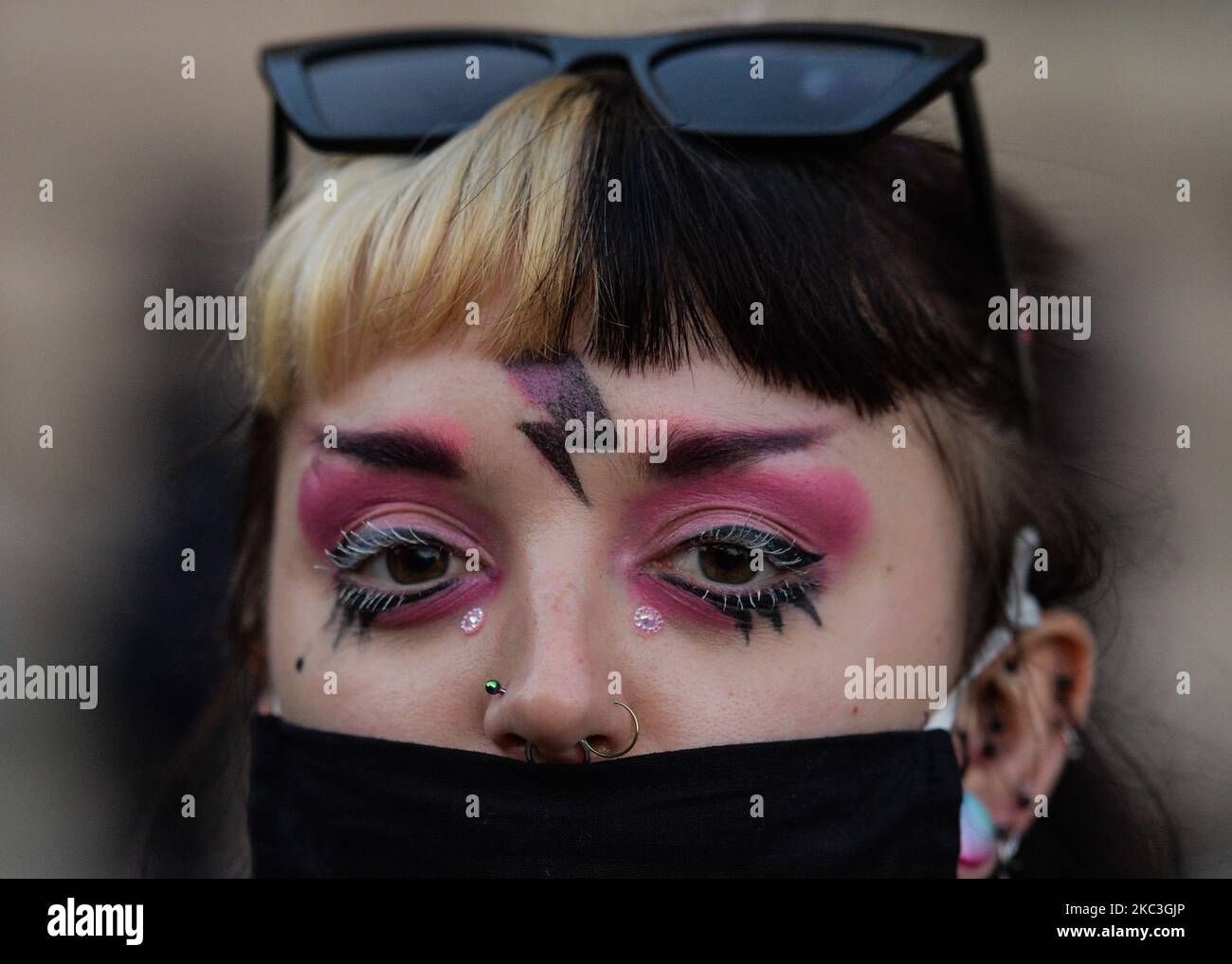 Ritratto di un attivista durante la protesta Pro-Choice a Cracovia. Gli studenti universitari, gli attivisti per i diritti delle donne e i loro sostenitori hanno organizzato un'altra protesta anti-governativa a Cracovia il 17th° giorno di proteste in corso, comunemente note come lo sciopero delle donne (in polacco: Strajk Kobiet), facendo saltare le restrizioni pandemiche ed esprimendo rabbia nei confronti della sentenza della Corte Suprema che ha inasprito le già severe leggi sull'aborto. Sabato 7 novembre 2020 a Cracovia, Polonia. (Foto di Artur Widak/NurPhoto) Foto Stock