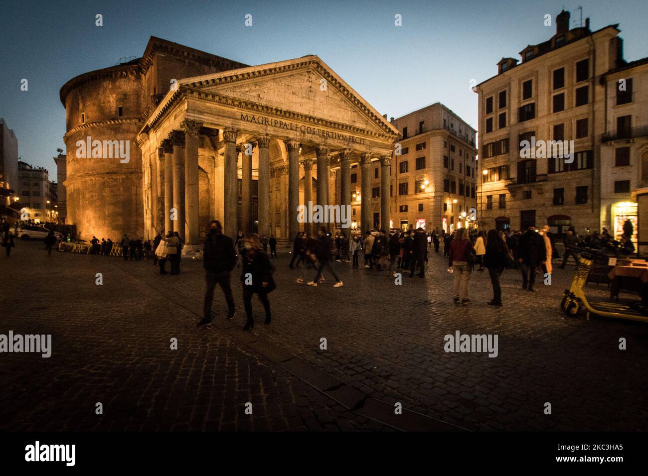 Le persone indossano maschere protettive con poca distanza sociale a piedi in Piazza della rotonda ( Pantheon ) durante il blocco imposto per contenere la pandemia di coronavirus il 7 novembre 2020 a Roma. Il governo italiano ha imposto un nuovo blocco regionale da ieri novembre 6 a dicembre 3, dopo un forte aumento dei casi COVID-19. Le persone potranno essere fuori casa solo dal 22:00 al 05:00 per motivi di lavoro o di salute. L'Italia ha registrato oltre 39.811 nuove infezioni e 425 morti negli ultimi 24 hoursaks. (Foto di Andrea Ronchini/NurPhoto) Foto Stock