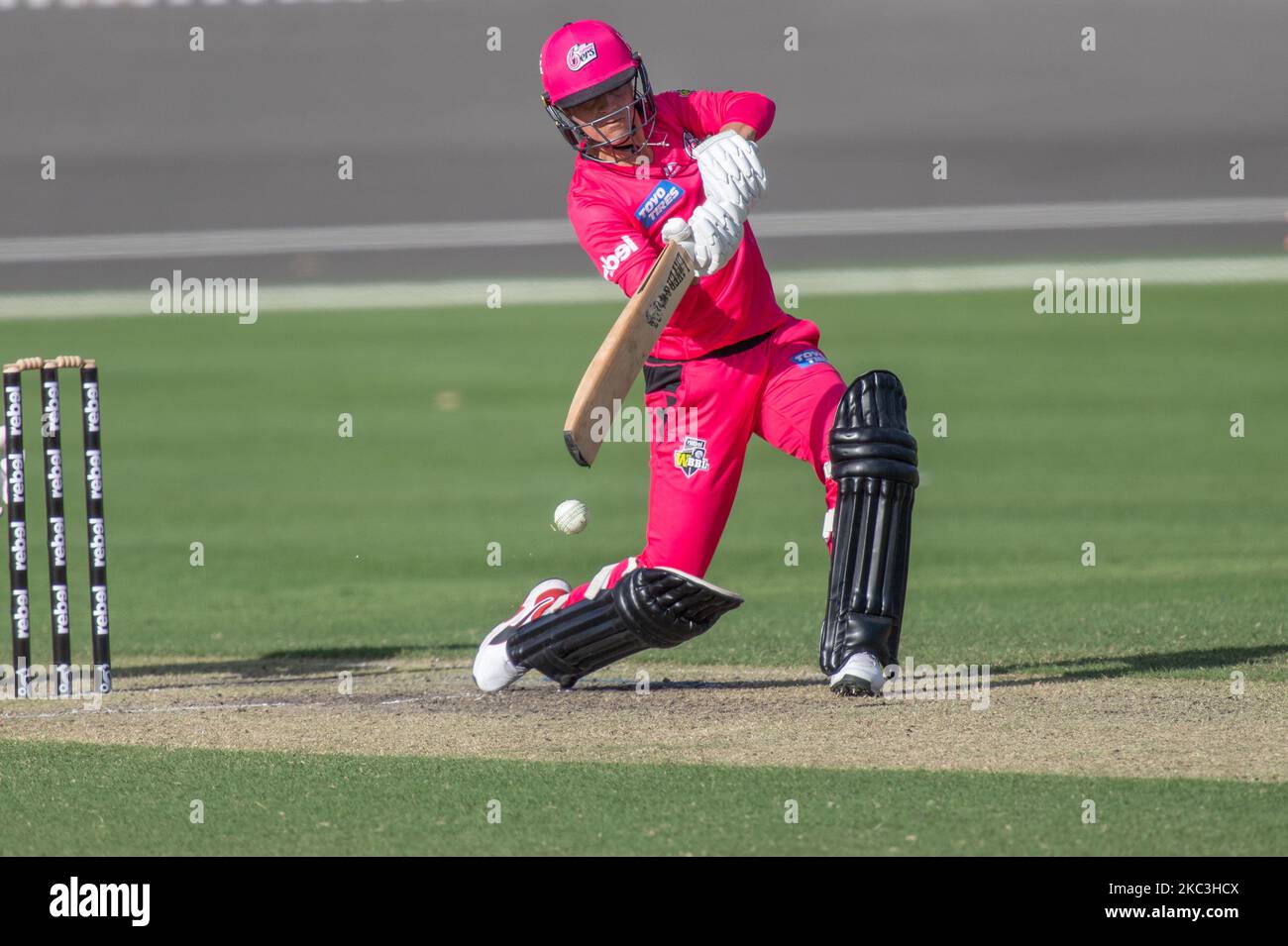 Marizanne Kapp dei SSixers si è imbalsata durante la partita WBBL della Women's Big Bash League tra i SSixers di Sydney e i Perth Scorchers a Hurstville Oval, il 08 novembre 2020, a Sydney, Australia Foto Stock