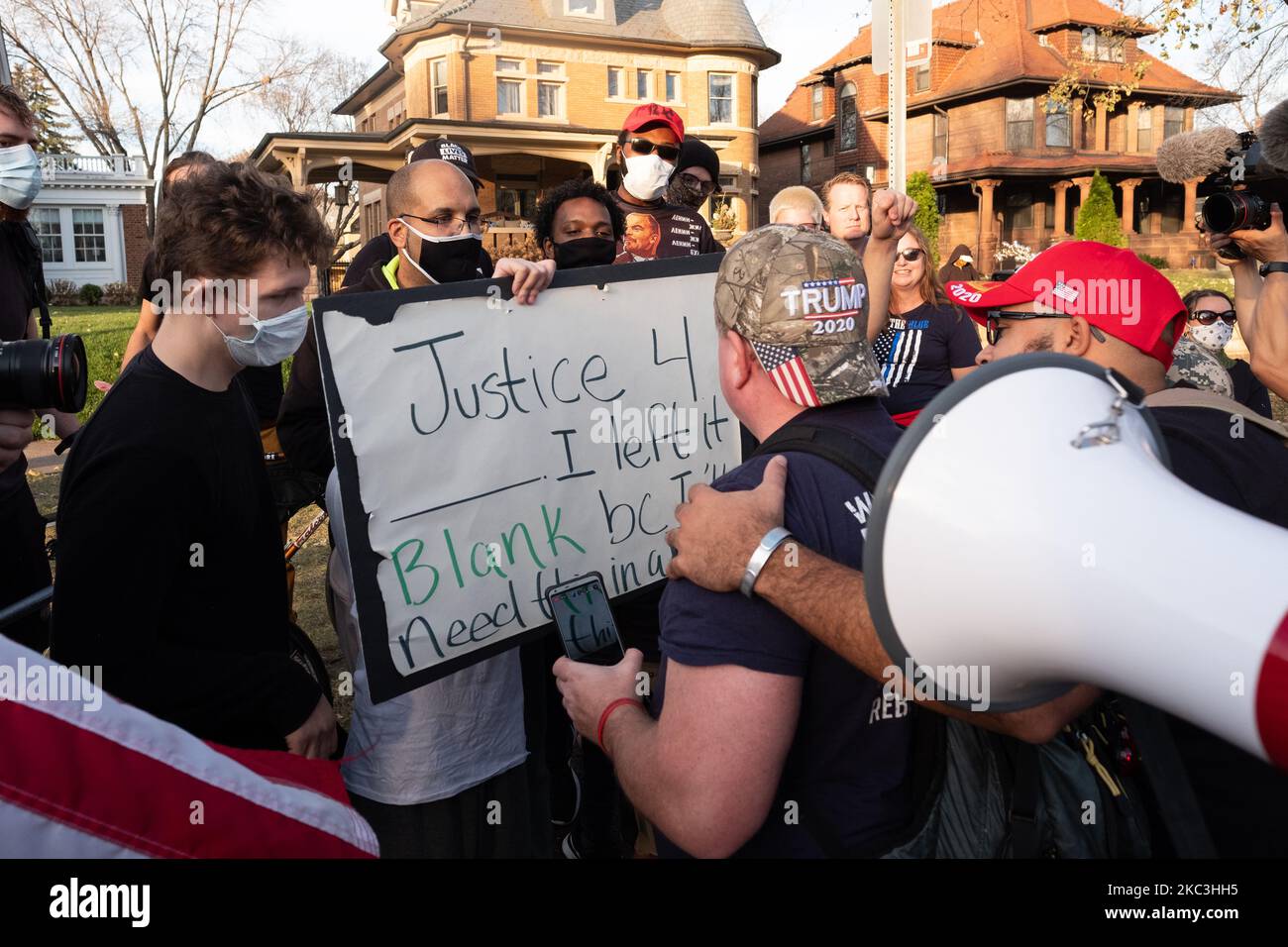 Un sostenitore di Trump sostiene con i contro manifestanti a St. Paul, Minnesota. Novembre 7, 2020. I sostenitori di Donald Trump - tra cui un certo numero di teorici della cospirazione spronati - si sono riuniti fuori dalla residenza del governatore a St. Paul, MN per respingere la vittoria di Joe Biden alle elezioni presidenziali. I partecipanti si sono espressi con i contro manifestanti mentre ripetevano molte delle falsità di Donald Trump riguardo all’integrità del voto. (Foto di Tim Evans/NurPhoto) Foto Stock