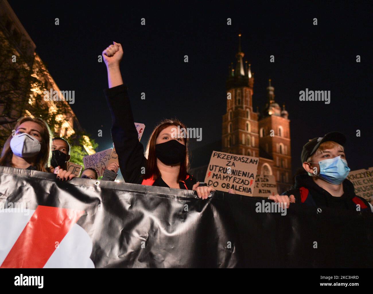 Attivisti visti nella piazza del mercato di Cracovia durante la protesta Pro-Choice. Gli studenti universitari, gli attivisti per i diritti delle donne e i loro sostenitori hanno organizzato un'altra protesta anti-governativa a Cracovia il 17th° giorno di proteste in corso, comunemente note come lo sciopero delle donne (in polacco: Strajk Kobiet), facendo saltare le restrizioni pandemiche ed esprimendo rabbia nei confronti della sentenza della Corte Suprema che ha inasprito le già severe leggi sull'aborto. Sabato 7 novembre 2020 a Cracovia, Polonia. (Foto di Artur Widak/NurPhoto) Foto Stock
