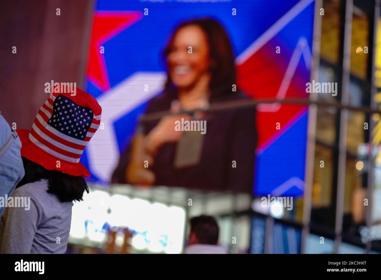 La gente guarda il videoschermo ABC Good Morning America GMA Studios mentre il presidente eletto Joe Biden dà il suo discorso di accettazione da Delaware, a Times Square, New York il 7 novembre 2020. – Il democratico Joe Biden ha vinto la Casa Bianca, i media americani hanno dichiarato il 7 novembre, sconfiggendo Donald Trump e ponendo fine a una presidenza che ha sconvolto la politica americana, scioccato il mondo e lasciato la Stat unita (Foto di John Nacion/NurPhoto) Foto Stock