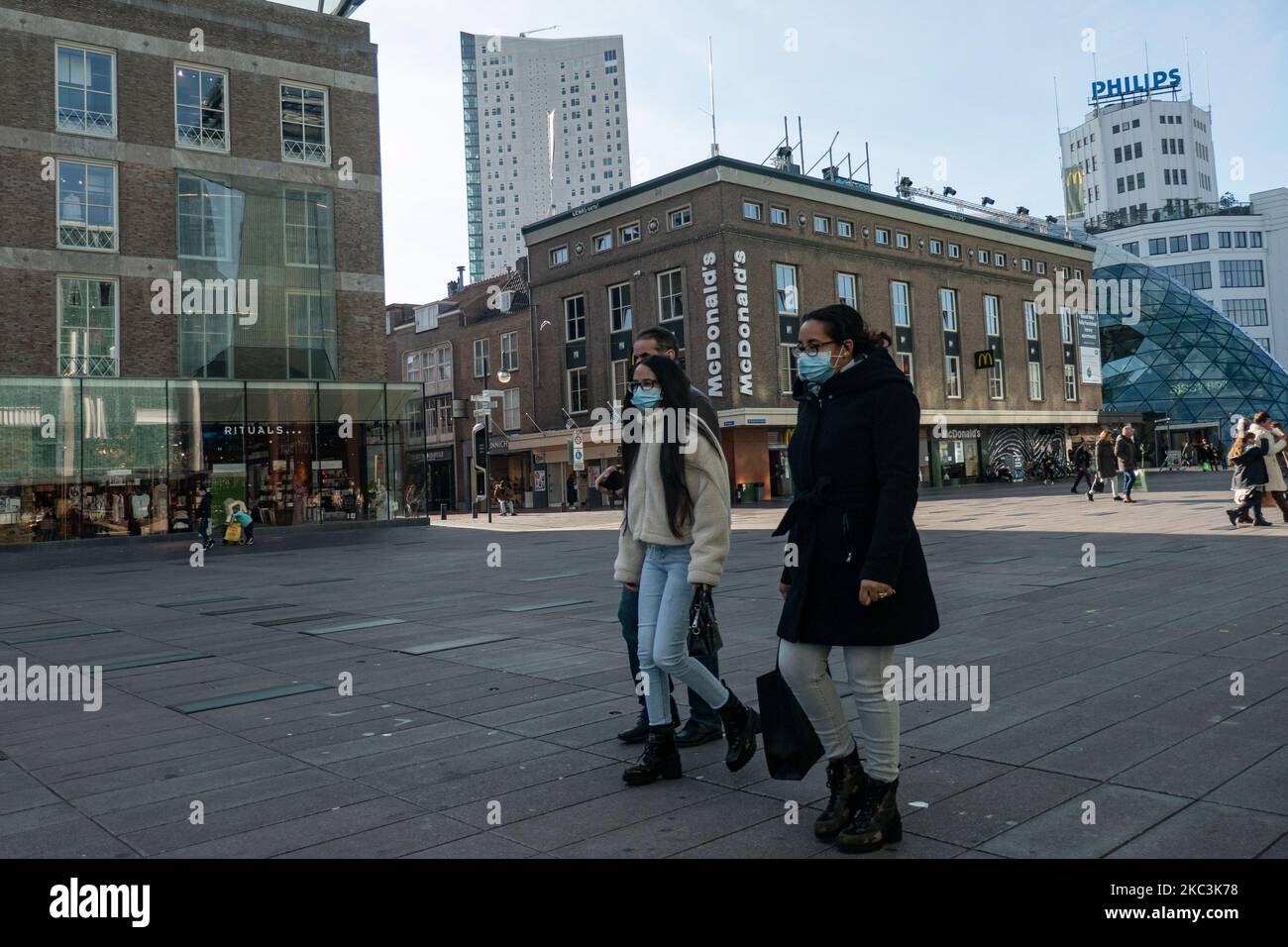 Vita quotidiana nella città di Eindhoven nei Paesi Bassi con persone che indossano maschere facciali mentre sono fuori a piedi o in bicicletta, utilizzando il facemask come misura protettiva contro la diffusione della pandemia di Coronavirus Covid-19. Paesi Bassi da martedì 13 ottobre 2020, quando il primo ministro olandese Mark Rutte ha annunciato che il paese va in una chiusura parziale, la chiusura dei bar e ristoranti, l'uso obbligatorio di maschera facciale al chiuso, la limitazione al numero di persone che si riuniscono al chiuso, attività sportive e altro ancora sono interessati. Il paese è stato uno dei principali focolai in Europa. Eind Foto Stock