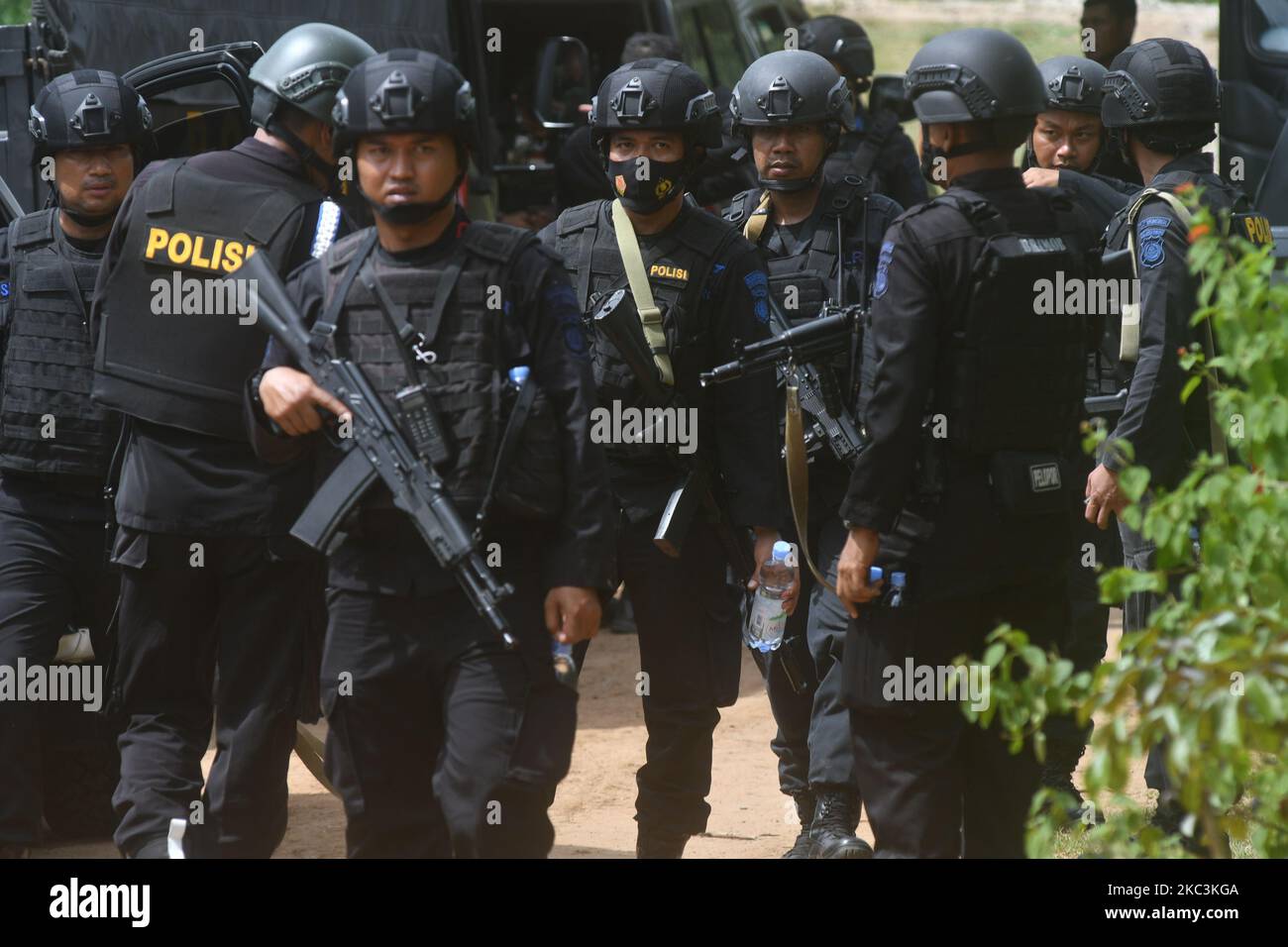 Il 8 novembre la polizia ha condotto una ricerca di terroristi fuggitivi nel luogo in cui si sospetta che siano il loro nascondiglio a Mamboro Village, North Palu, Central Sulawesi Province, Indonesia, 2020. Un apparato congiunto costituito dal distaccamento speciale 88 polizia antiterrorismo, Brimob Polri e TNI ha perseguito due uomini sospettati di essere membri di un gruppo terroristico che erano sulla lista di Poso Wanted (DPO) e si nascondevano intorno alla zona. (Foto di Mohamad Hamzah/NurPhoto) Foto Stock